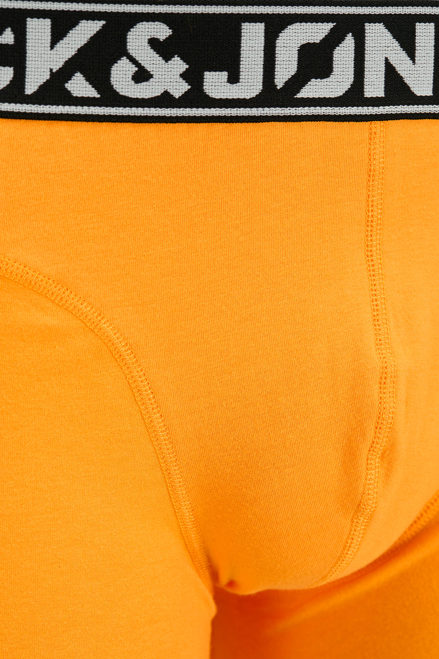 Boxer orange de chez ACCESSORIES BY JACK & JONES, avec une ceinture noire griffée visible.