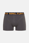 Boxer gris par ACCESSORIES BY JACK & JONES avec une ceinture noire et jaune.
