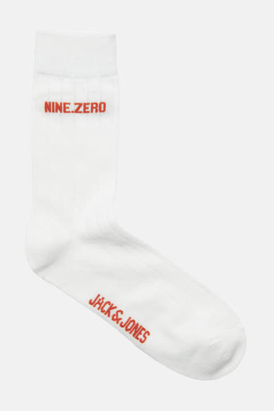 Witte sok van ACCESSORIES BY JACK & JONES met rode opdruk "NINE.ZERO" en "JACK&JONES".