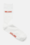 Witte sok van ACCESSORIES BY JACK & JONES met rode opdruk "NINE.ZERO" en "JACK&JONES".