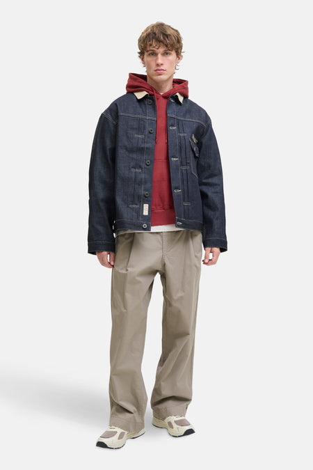 Rode hoodie van PREMIUM by JACK & JONES gedragen met een spijkerjasje en een beige broek.
