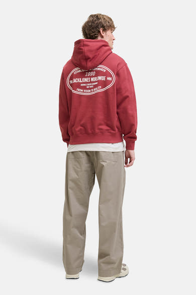 Rode hoodie van PREMIUM by JACK & JONES, met print op de rug, gedragen met een beige broek.