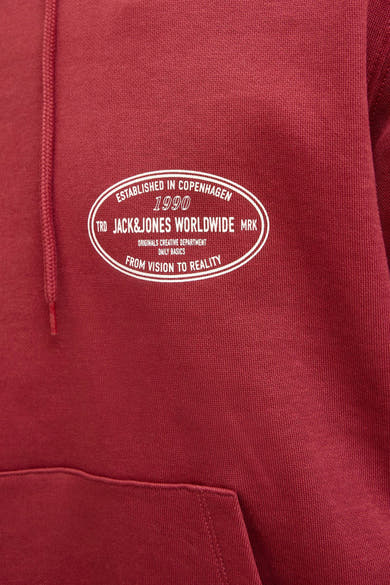 Rode hoodie van PREMIUM by JACK & JONES met trekkoord en opgedrukt logo aan de voorkant.