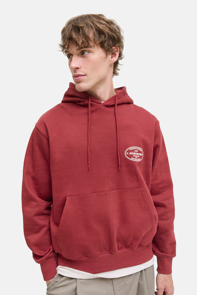 Rode hoodie van PREMIUM by JACK & JONES met trekkoord, kangoeroezak en opdruk op de voorkant.