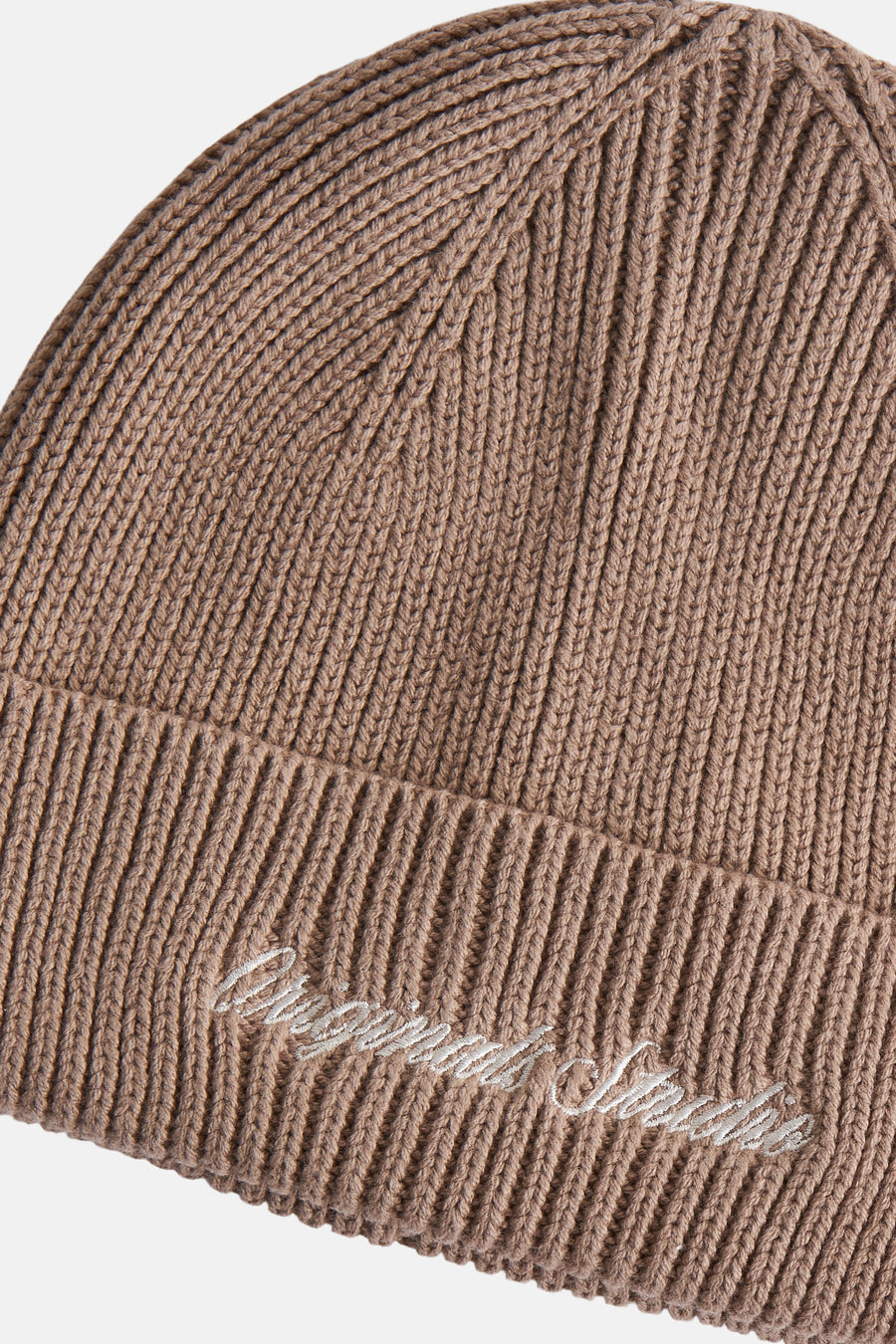 Bonnet beige ACCESSORIES BY JACK & JONES avec une texture côtelée et un motif brodé sur le bord.