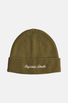 Bonnet vert en maille côtelée d’ACCESSORIES BY JACK & JONES, avec inscription brodée en blanc sur le bord.