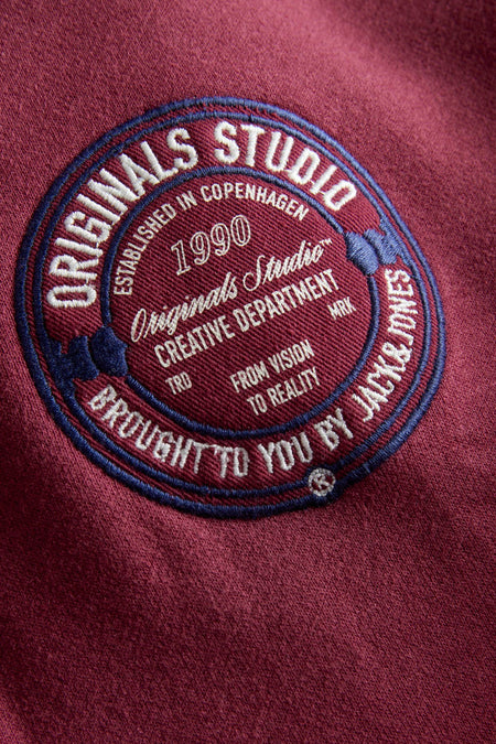 Rode sweater van ORIGINALS BY JACK & JONES, met een geborduurd embleem in vintage stijl.