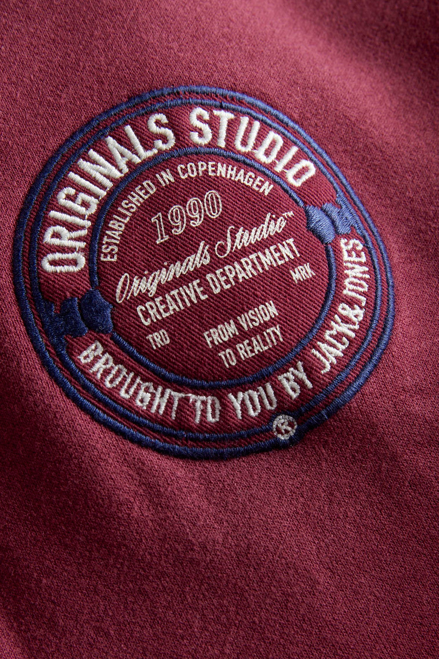 Rode sweater van ORIGINALS BY JACK & JONES, met een geborduurd embleem in vintage stijl.