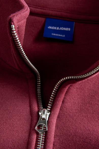 Rode sweater van ORIGINALS BY JACK & JONES met metalen ritssluiting en blauw merklabel.