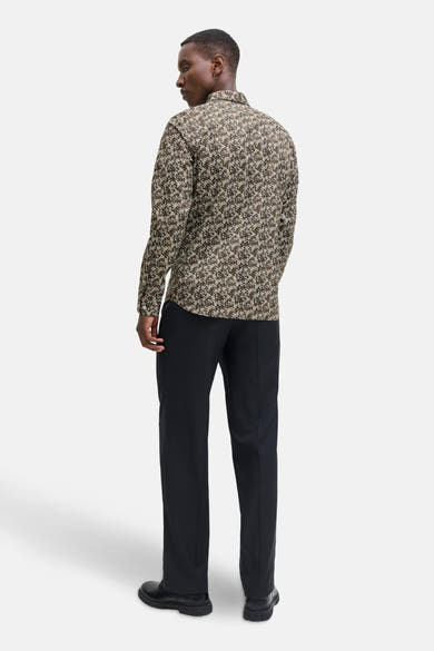 Multikleuren overhemd met lange mouwen van PREMIUM by JACK & JONES, met een subtiel bloemenpatroon, gedragen met een zwarte broek.