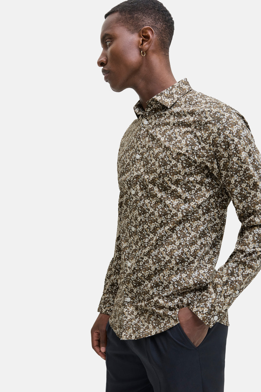 Multikleuren overhemd met lange mouwen van PREMIUM by JACK & JONES, met bloemenpatroon op een bruine achtergrond, gedragen met een zwarte broek.