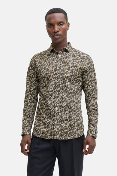Multikleurig overhemd met lange mouwen van PREMIUM by JACK & JONES, met bloemenpatroon op een bruine achtergrond, gedragen met een zwarte broek.