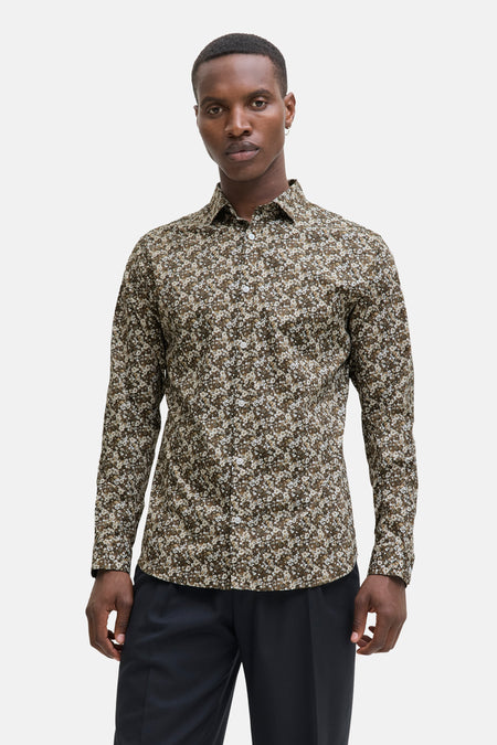 Multikleurig overhemd met lange mouwen van PREMIUM by JACK & JONES, met bloemenpatroon op een bruine achtergrond, gedragen met een zwarte broek.