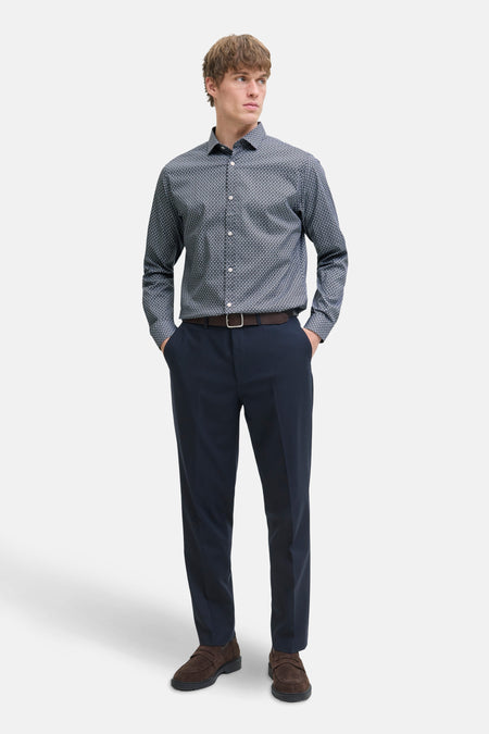 Blauw overhemd met lange mouwen en patroon, van PREMIUM by JACK & JONES, gedragen met een marineblauwe broek en bruine schoenen.