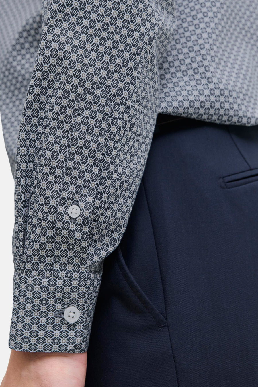 Blauw overhemd met lange mouwen van PREMIUM by JACK & JONES, met ingewikkeld geometrisch patroon en manchetten met knopen.
