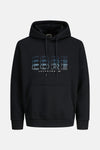 Zwarte hoodie van JACK & JONES met een CORE-logo op de voorkant en een kangoeroezak.