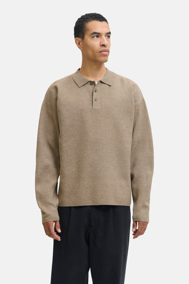 Beige poloshirt met lange mouwen van JACK & JONES, gedragen met een zwarte broek.
