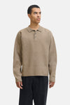 Beige poloshirt met lange mouwen van JACK & JONES, gedragen met een zwarte broek.