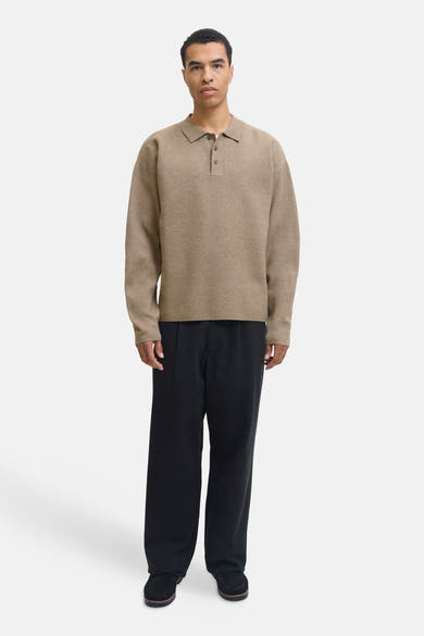 Beige poloshirt met korte mouwen van JACK & JONES, gedragen met een wijde zwarte broek en loafers.