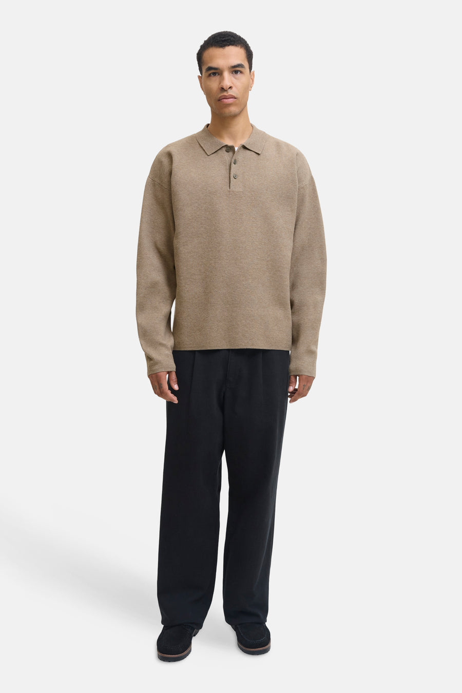 Beige poloshirt met korte mouwen van JACK & JONES, gedragen met een wijde zwarte broek en loafers.