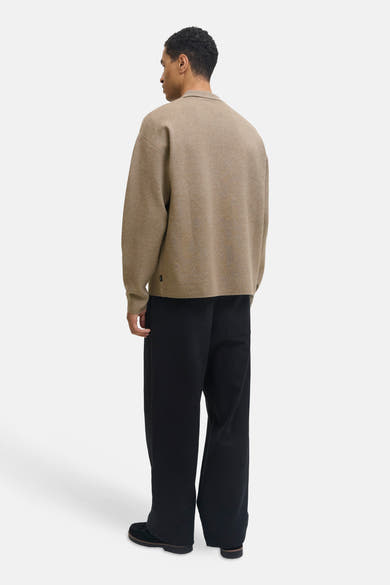 Beige poloshirt met korte mouwen van JACK & JONES, met wijde zwarte broek en lage schoenen.