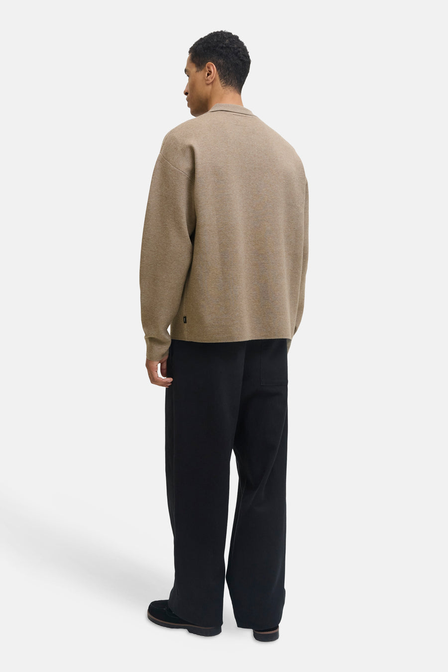 Beige poloshirt met korte mouwen van JACK & JONES, met wijde zwarte broek en lage schoenen.