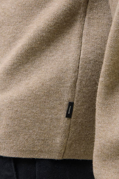 Beige poloshirt met korte mouwen van JACK & JONES, met een 'Premium' label en een fijne piqué textuur.