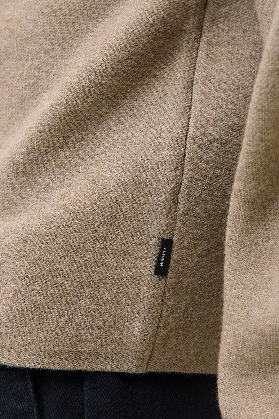 Beige poloshirt met korte mouwen van JACK & JONES, met een 'Premium' label en een fijne piqué textuur.