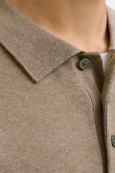 Beige poloshirt met korte mouwen van JACK & JONES, met een klassieke kraag en een knoopsluiting in dezelfde kleur.