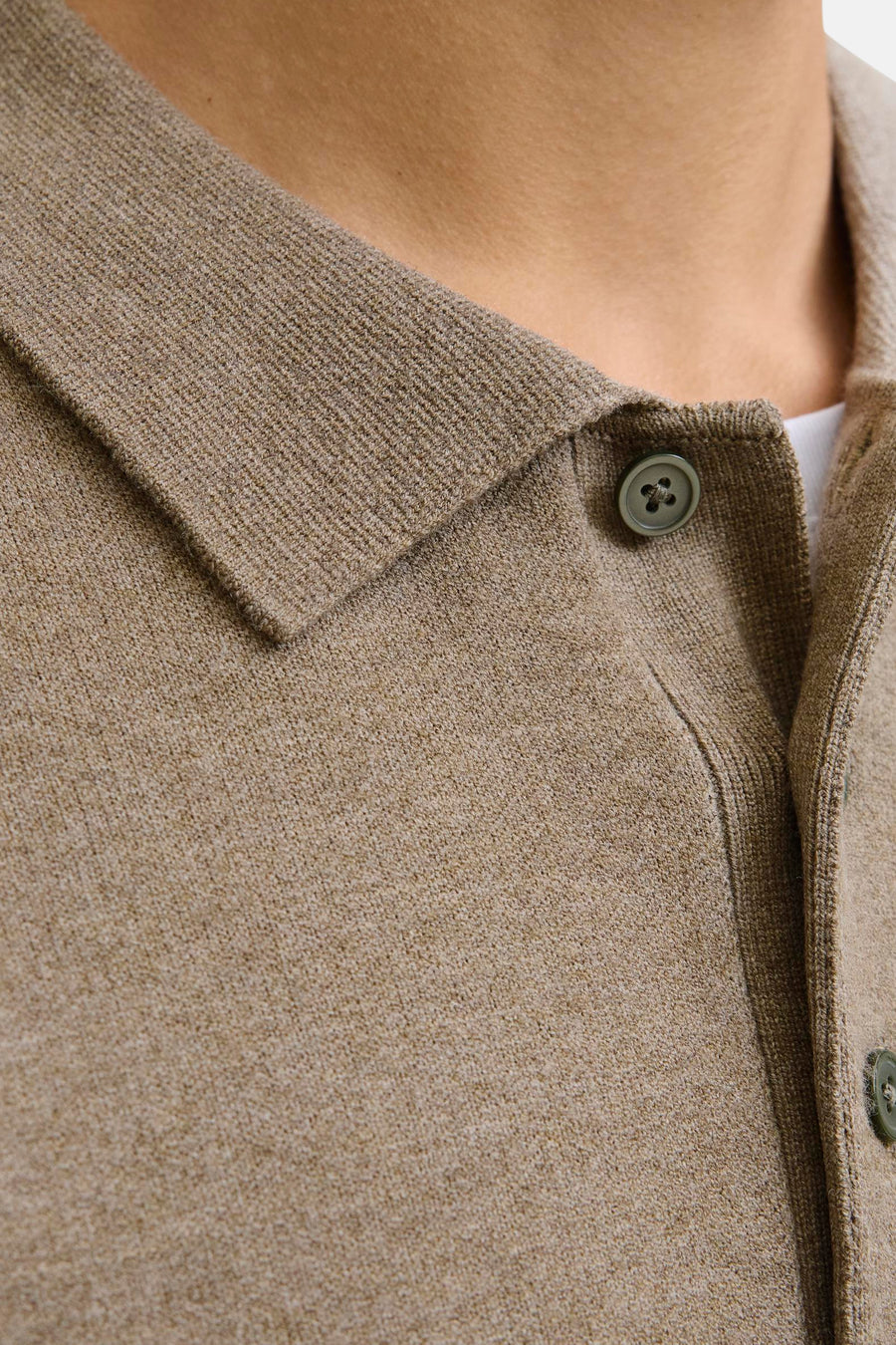 Beige poloshirt met korte mouwen van JACK & JONES, met een klassieke kraag en een knoopsluiting in dezelfde kleur.