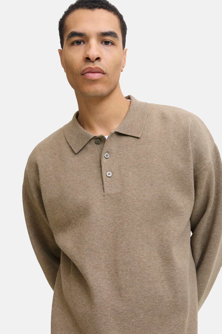 Beige poloshirt met korte mouwen van JACK & JONES, met drie knopen en een klassieke kraag.