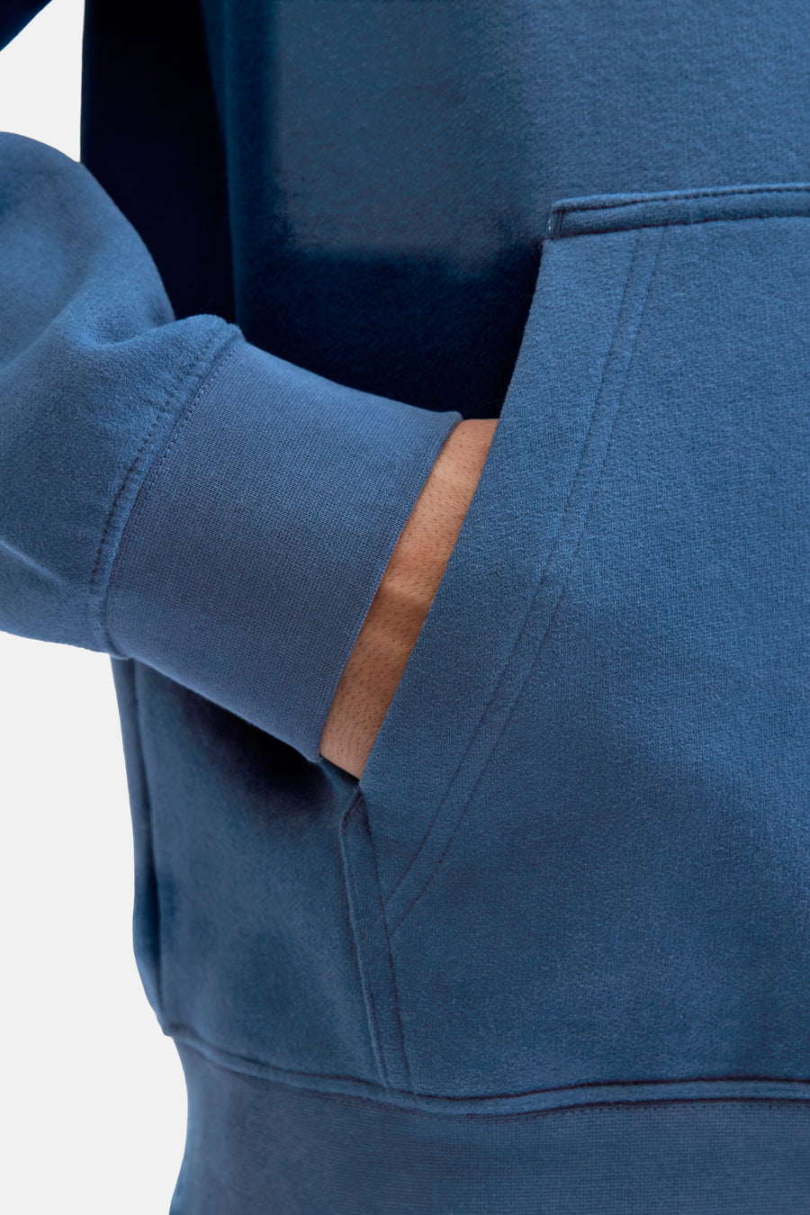 Blauwe hoodie van JACK & JONES, met kangoeroezak en elastische manchetten, close-up.