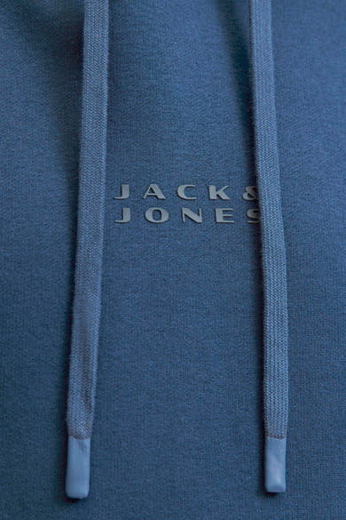 Blauwe hoodie van JACK & JONES, met trekkoorden en ton-sur-ton logo.