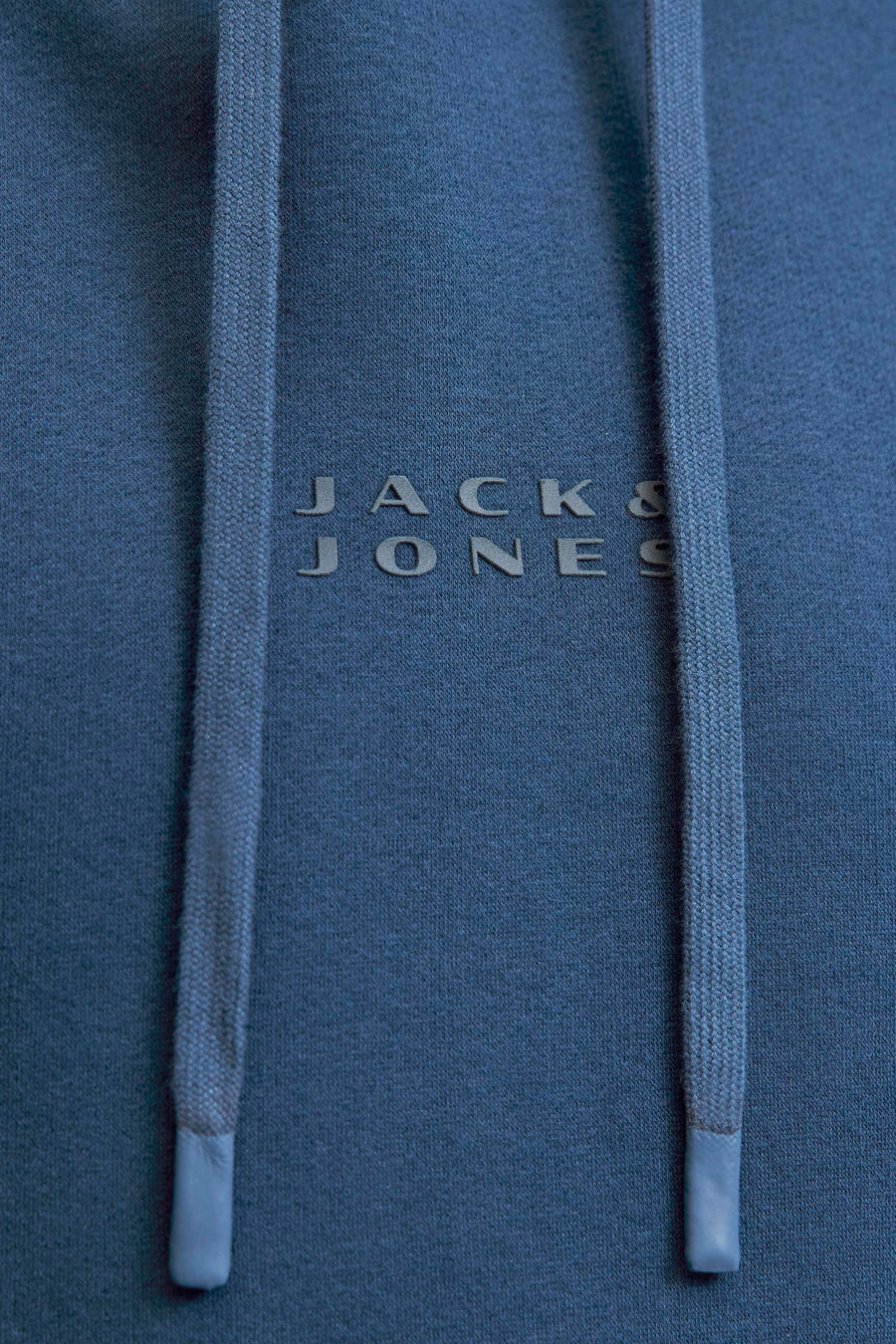 Blauwe hoodie van JACK & JONES, met trekkoorden en ton-sur-ton logo.