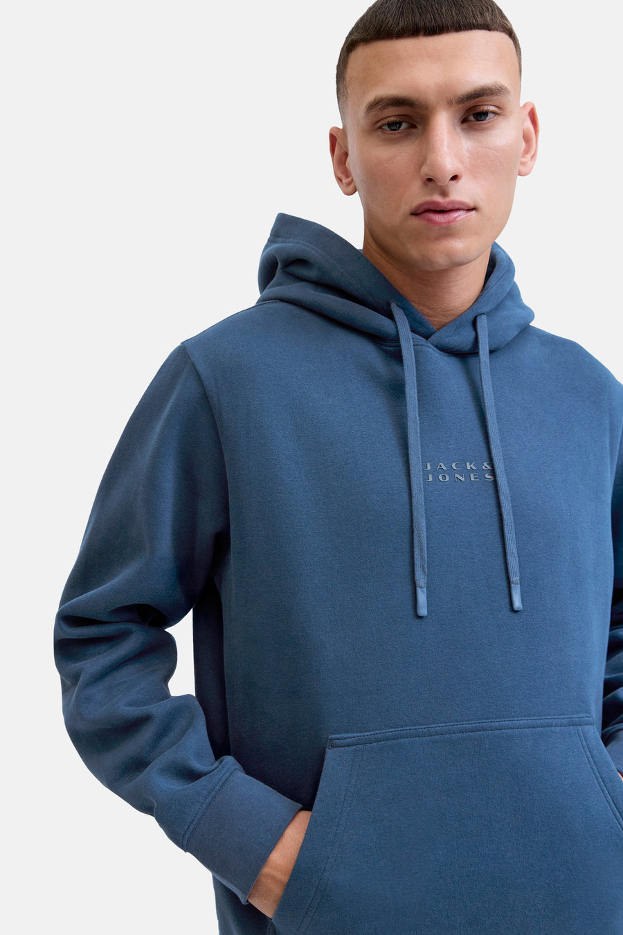 Blauwe hoodie van JACK & JONES, met trekkoord en kangoeroezak.