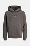 Grijze hoodie van JACK & JONES, met een kangoeroezak en een reliëflogo.