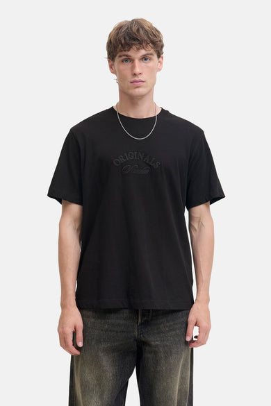 T-shirt noir à manches courtes de JACK & JONES, avec un texte ton sur ton sur la poitrine et une chaîne argentée.
