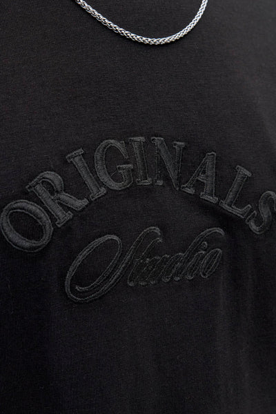 T-shirt noir à manches courtes de JACK & JONES avec lettrage brodé "Originals Studio" et collier argenté.
