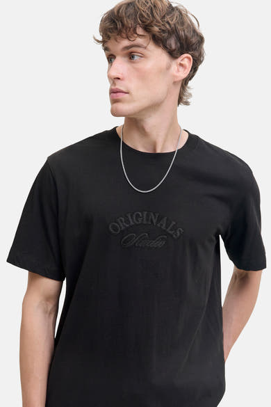 Zwart T-shirt met korte mouwen van JACK & JONES met geborduurd ton-sur-ton logo op de voorkant.