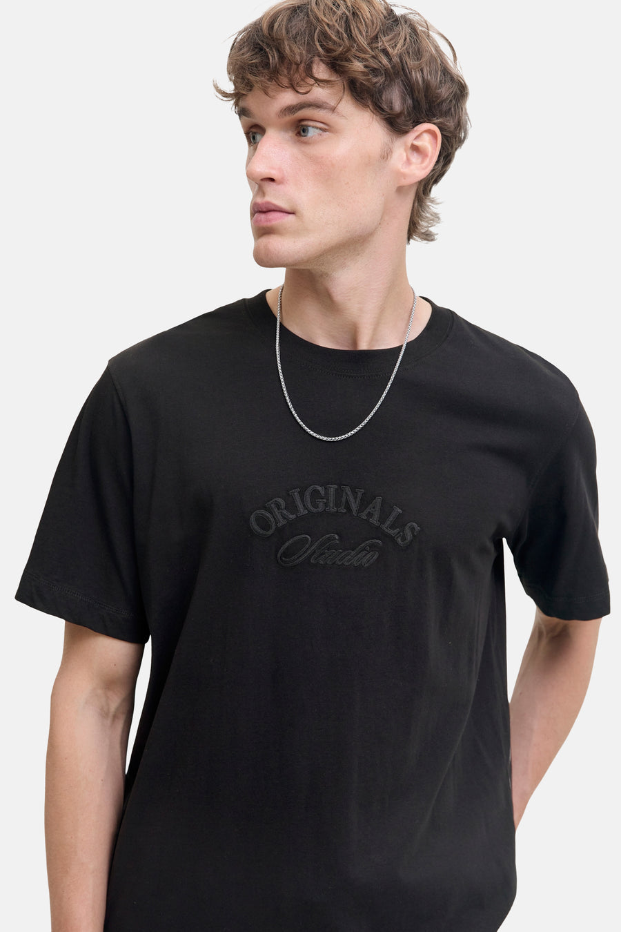 Zwart T-shirt met korte mouwen van JACK & JONES met geborduurd ton-sur-ton logo op de voorkant.