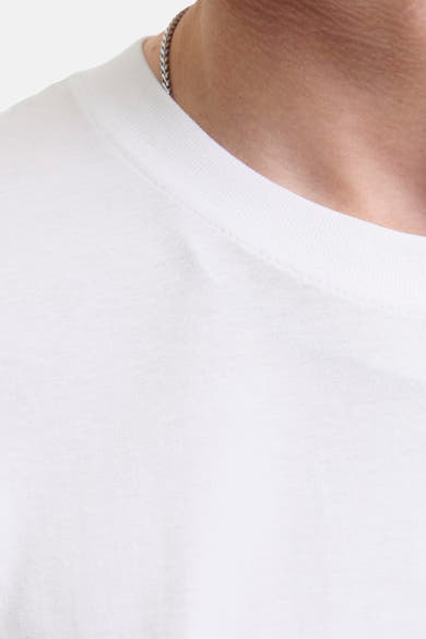 Wit T-shirt met korte mouwen van JACK & JONES, met een zichtbare zilveren ketting bij de hals.