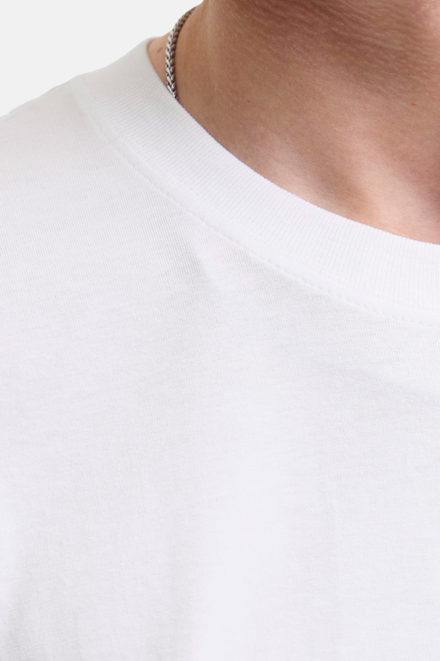 Wit T-shirt met korte mouwen van JACK & JONES, met een zichtbare zilveren ketting bij de hals.