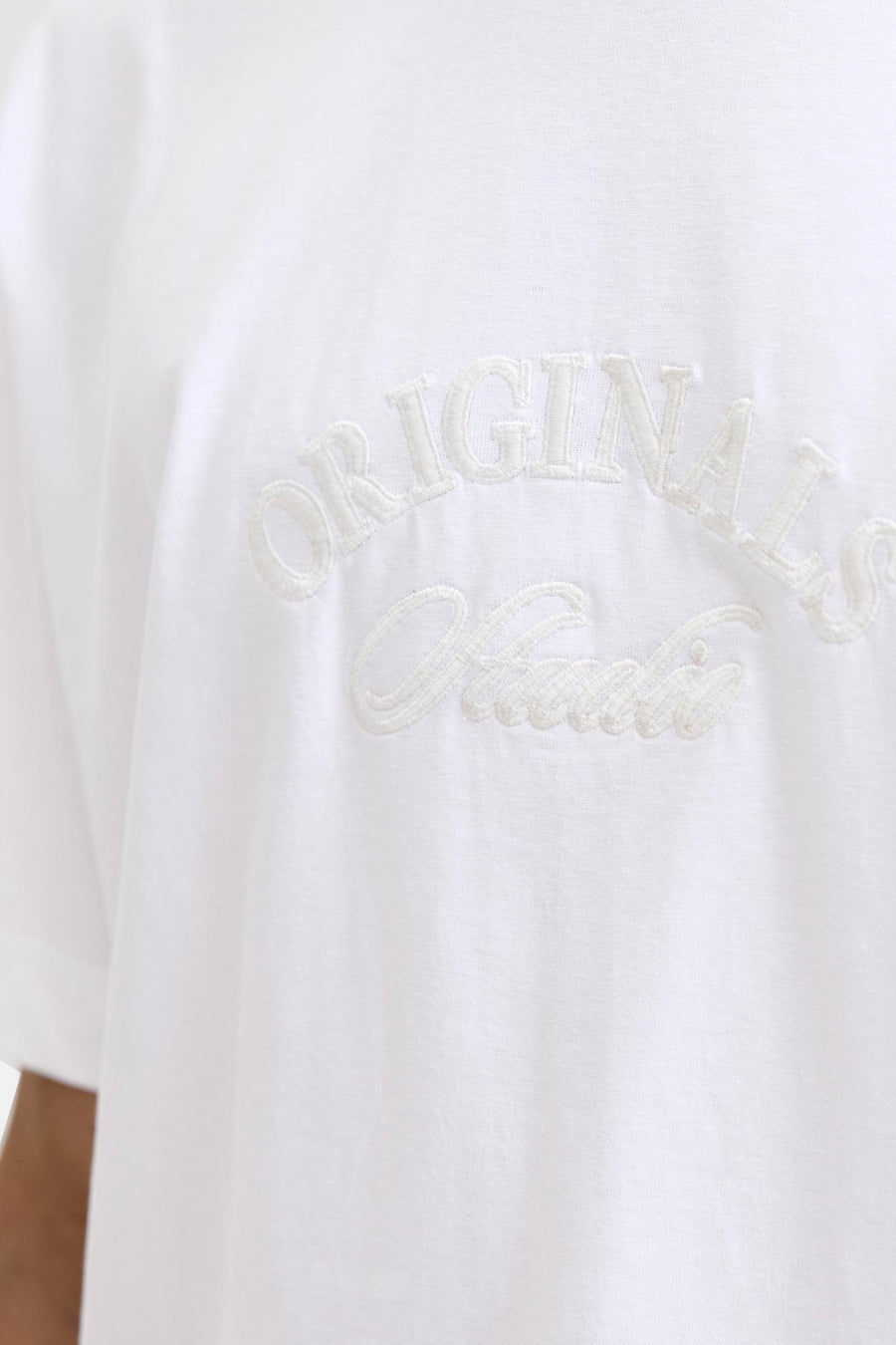 Wit T-shirt met korte mouwen van JACK & JONES, versierd met een geborduurd reliëflogo op de voorkant.