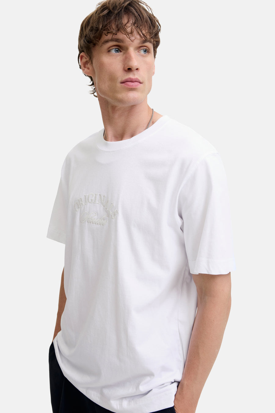 Wit T-shirt met korte mouwen van JACK & JONES, met geborduurd opschrift op de voorkant.