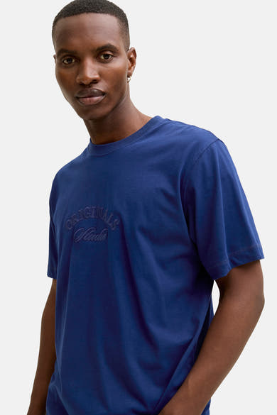 Blauw T-shirt met korte mouwen van JACK & JONES met het woord 'Originals' in reliëf op de voorkant.