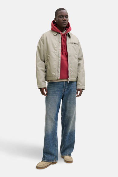 Sweat à capuche rouge Originals by Jack & Jones, porté avec une veste beige zippée et un jean bleu ample.