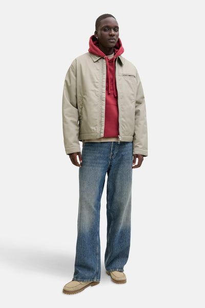 Sweat à capuche rouge Originals by Jack & Jones, porté avec une veste beige zippée et un jean bleu ample.