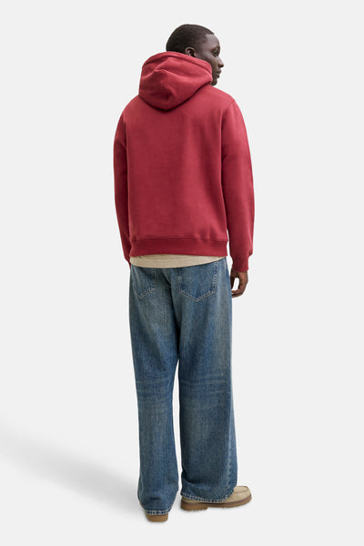 Rode hoodie van ORIGINALS BY JACK & JONES gedragen met een wijde jeans en beige schoenen, van achteren gezien.