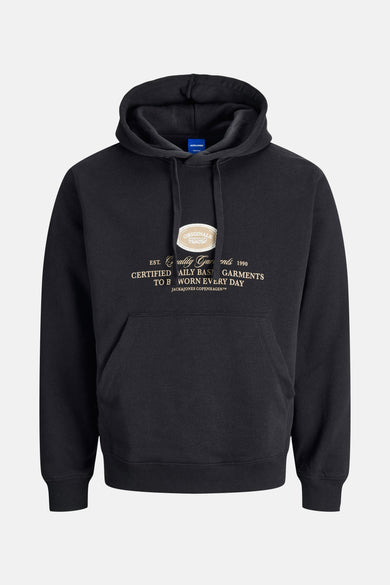 Zwarte hoodie van JACK & JONES, met decoratief logo op de borst en een kangoeroezak.