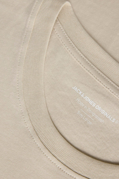 T-shirt beige à manches courtes de JACK & JONES ORIGINALS, avec col rond et étiquette imprimée sur le devant.